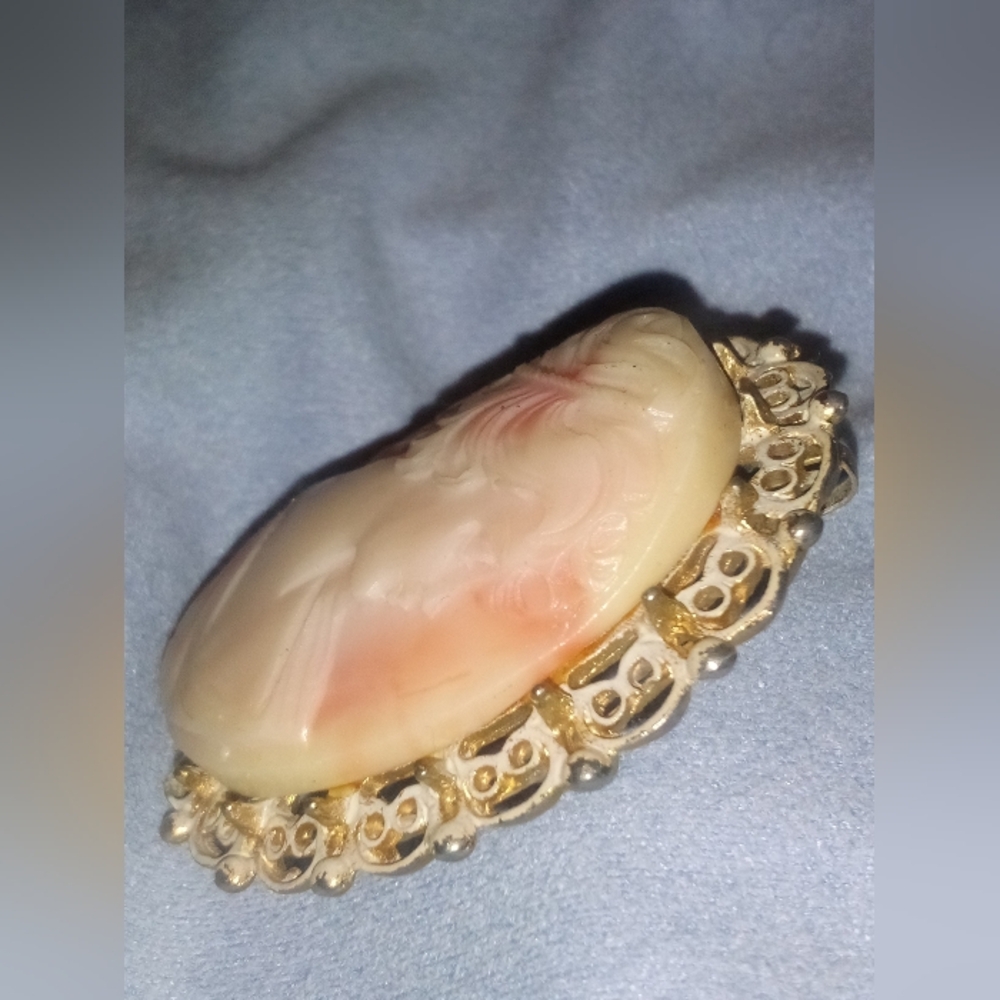 Vintage Lovely Cameo Brooch Pendant - Picture 6 of 8
